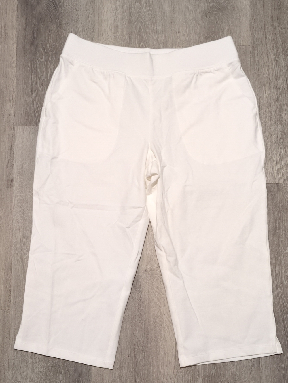 Women's White Stretch Capri Pants Medium
